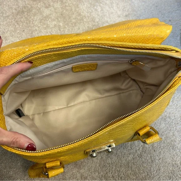 Yellow studded snakeskin-textured faux leather handbag gold-tone chain straps - Picture 10 of 14